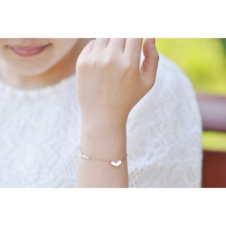 Lắc tay titan trái tim cách điệu chữ love màu vàng hồng