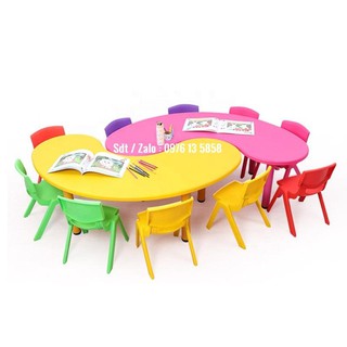 Bàn học mầm non hình bán nguyệt - Bàn ghế trẻ em bằng nhựa cho bé