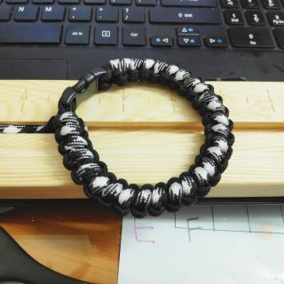 [HOT] Vòng Paracord Đen Đốm Trắng GW