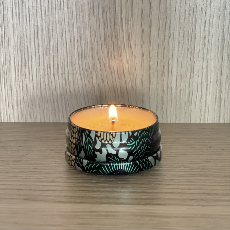 Nến thơm VOLUSPA French Cade &amp; Lavender Decorative Tin Candle