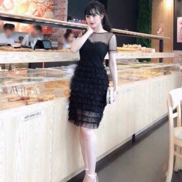 Đầm ren dự tiệc nhiều tầng đen