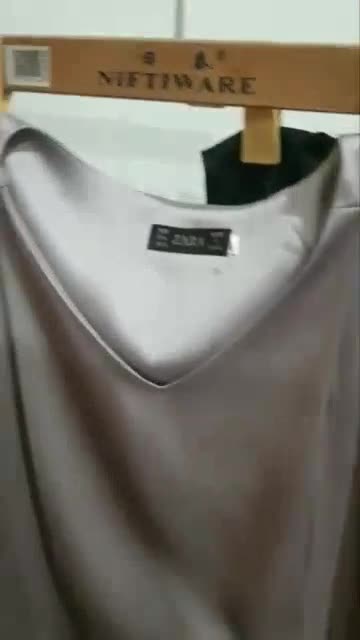 Áo Lụa Satin cao cấp cổ tim xếp ly 2 bên sang trọng, hàng thiết kế của xuongmaykimnien-90 | BigBuy360 - bigbuy360.vn