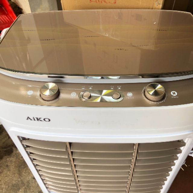 Quạt AIKO 35 Lít Màu vàng gold. Màu của xu hướng năm 2020 mang lại không gian mát mẻ cho ngôi nhà của bạn