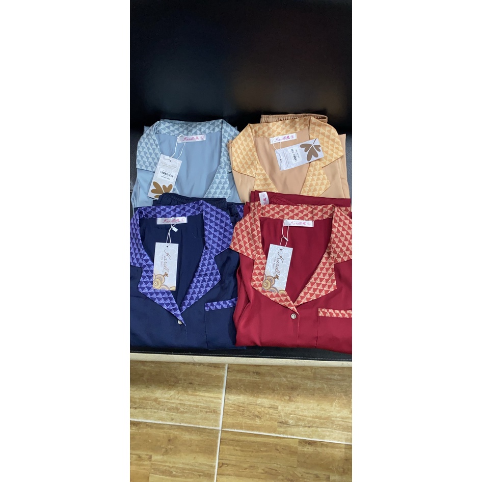Bộ lụa trơn luxury Karoll quần lỡ tay cộc ,cổ pyjamas phối NH22.033