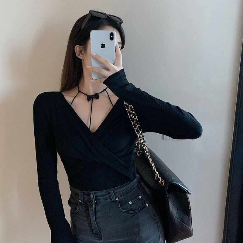 Áo cổ yếm dáng ôm phong cách xuân hè thời trang quyến rũ cho nữ