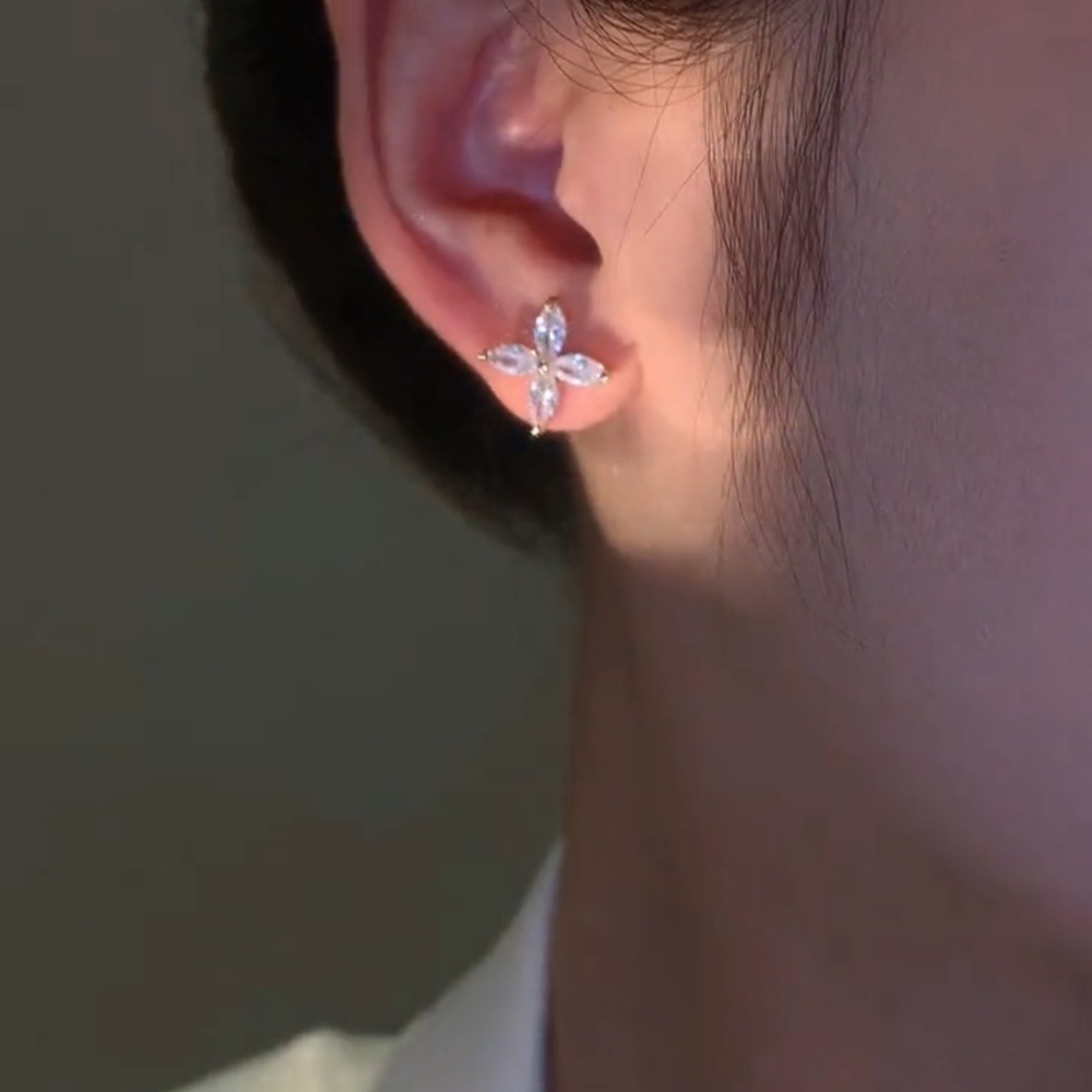 Đôi Khuyên Tai Hình Cỏ Bốn Lá Đính Đá Thời Trang Cho Nữ