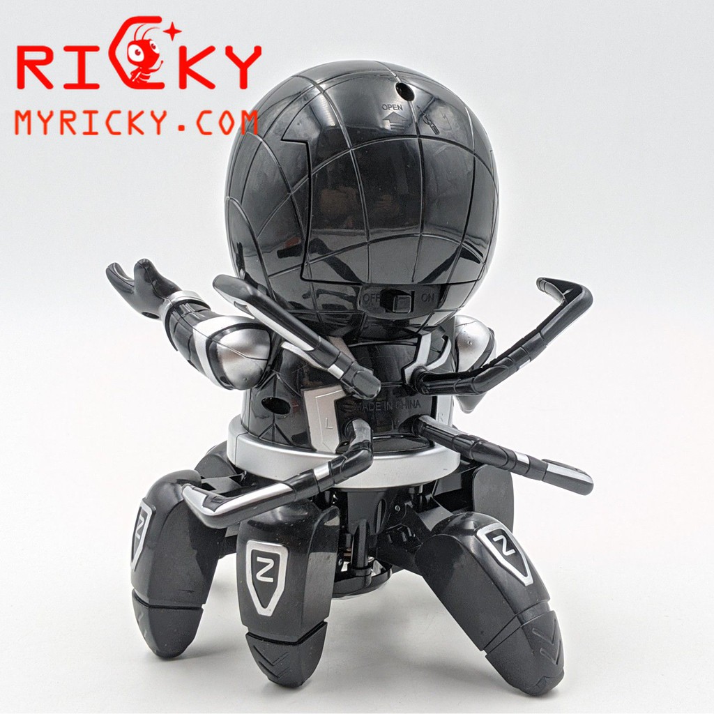 Robot Spider Man biểu diễn theo nhạc