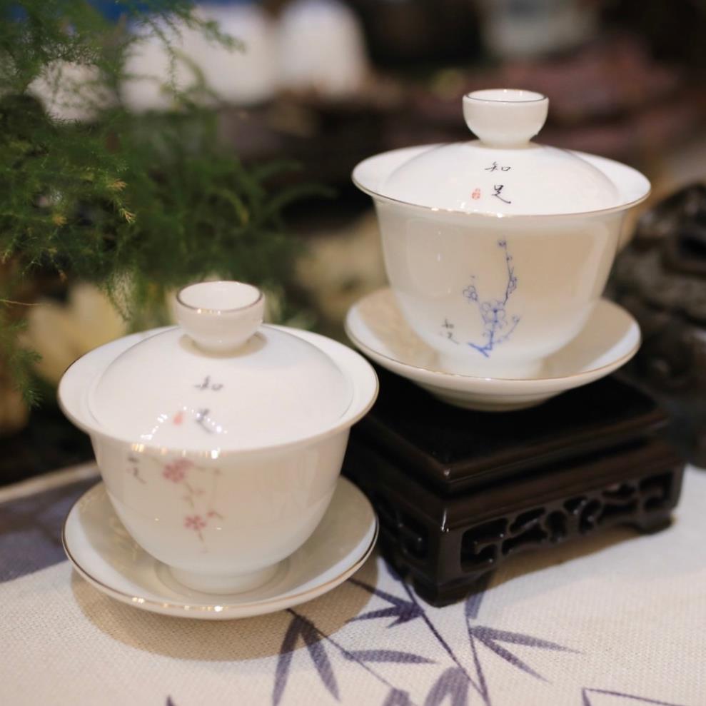 Chén khải men sứ trắng có hoạ tiết, loại dùng cho người bán chuyên nghiệp, pha trà hoặc uống trà.