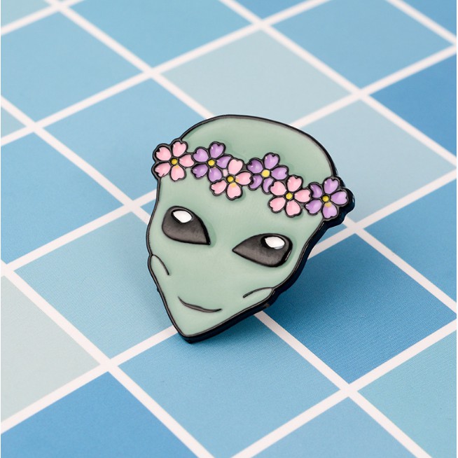 Green alien UFO brooch badge pin