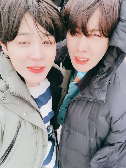 Sweater BTS V Jimin JHope phối trắng xanh