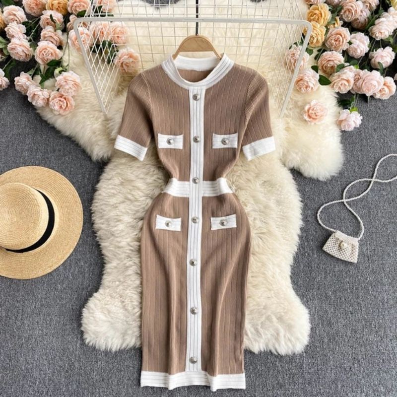 Đầm len body phối màu đính cúc