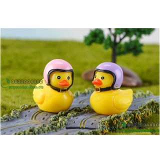 Vịt con đội mũ bảo hiểm đồ trang trí tiểu cảnh, cây cảnh để trên xe ô tô, quà tặng lưu niệm