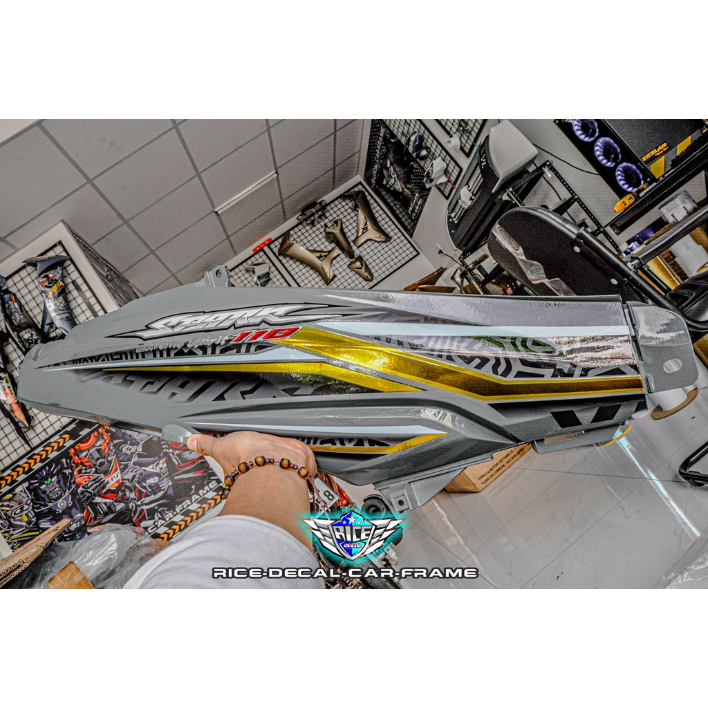 Tem Sirius Trước sau xám xi măng yếm trong đen Cham vuông bóp méo