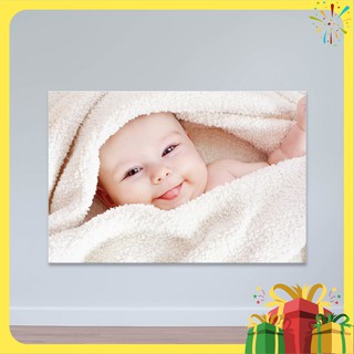 Tranh em bé ôm chăn cười vui vẻ| Tranh trẻ em R3765