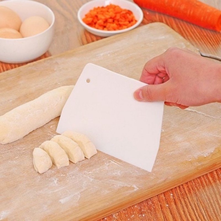 Dao cắt bột/ vét bột làm bánh bằng nhựa hình thang
