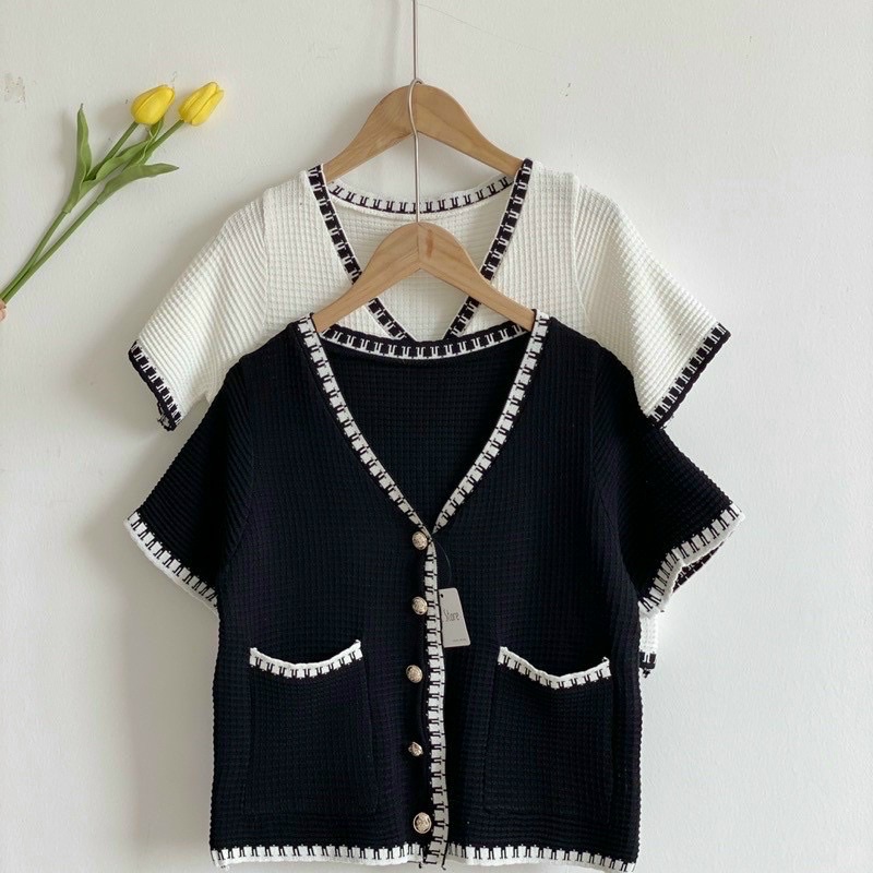 Áo len nữ chạy viền hai túi, khuy mỏ neo