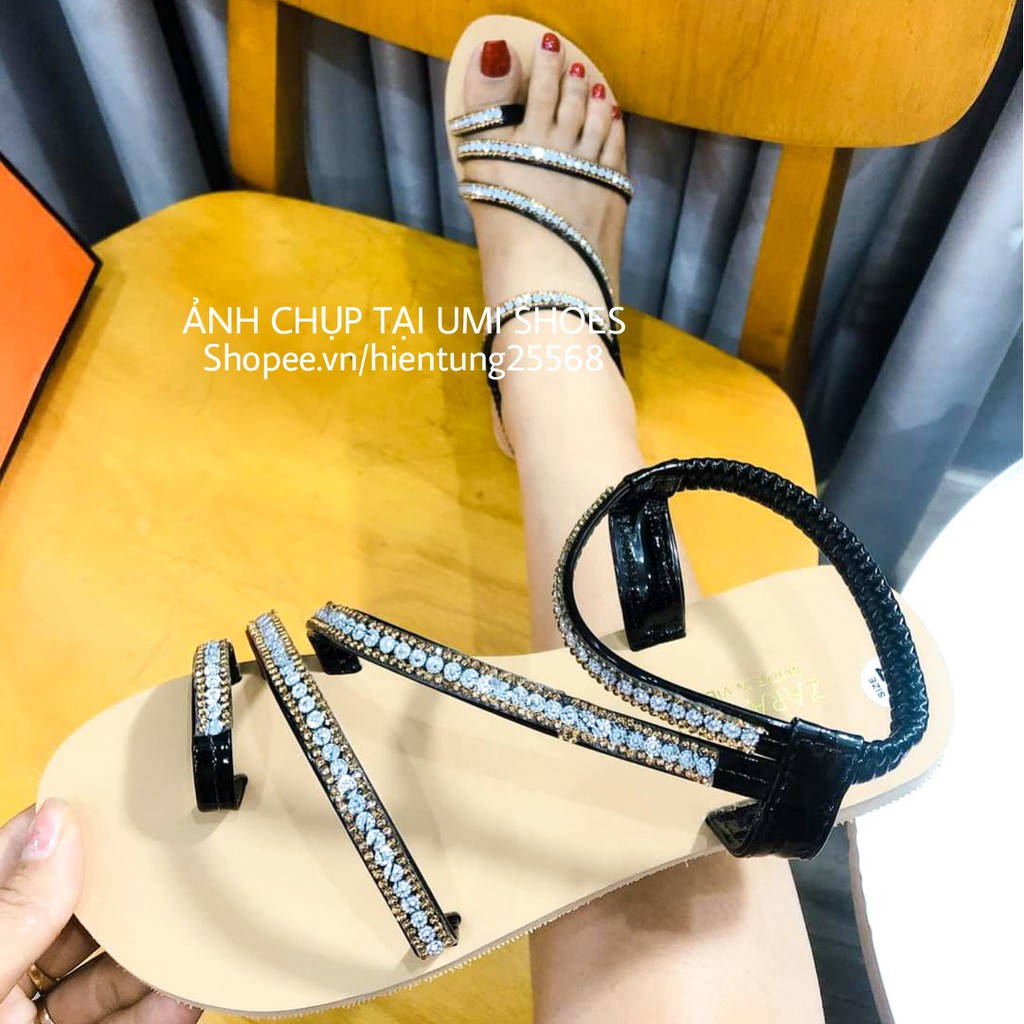 [NOWSHIP HN] Dép sandal kẹp xỏ ngón đính đá 3 quai đế bằng bệt đi mưa 2 màu đen/trắng mẫu mới hot trend xinh rẻ đẹp