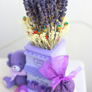 Lọ hoa lavender khô gấu tím