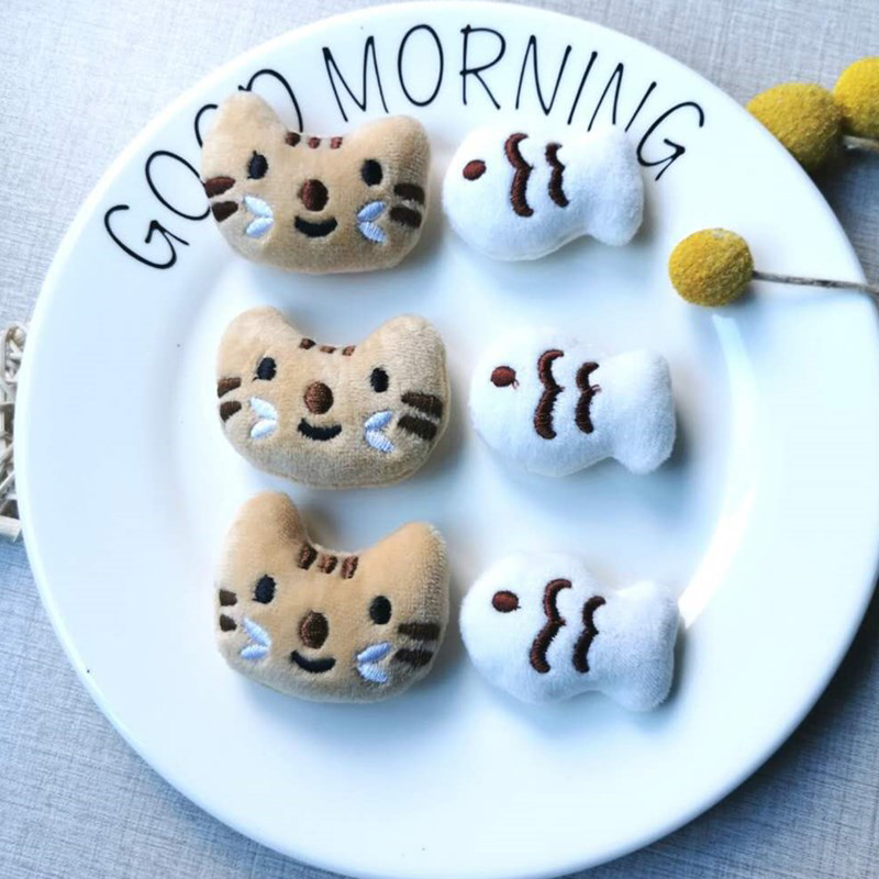 Ghim cài áo nhồi bông hình mèo và cá dễ thương