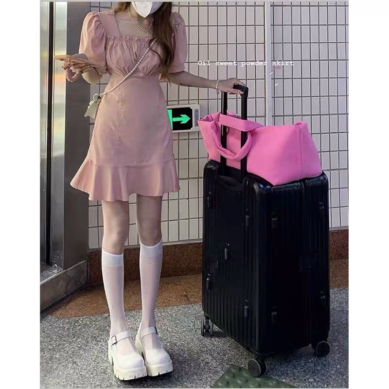 Đầm vol lụa đuôi xòe cổ vuông ngắn tay