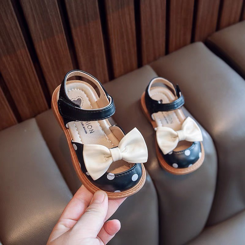 Giày búp bê cho bé gái - Sandal bít mũi chấm bi đính nơ dễ thương thoáng chân cho bé có quai dán chất da PU mềm (sz21-30