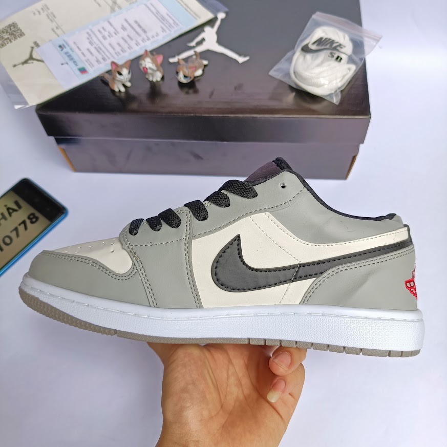 Giày Air Jordan Xám Chỉ Đỏ, Giày thể thao JD1 Low Smoke Grey nam nữ full box bill
