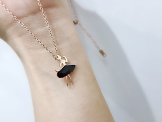 Dây chuyền búp bê váy đen