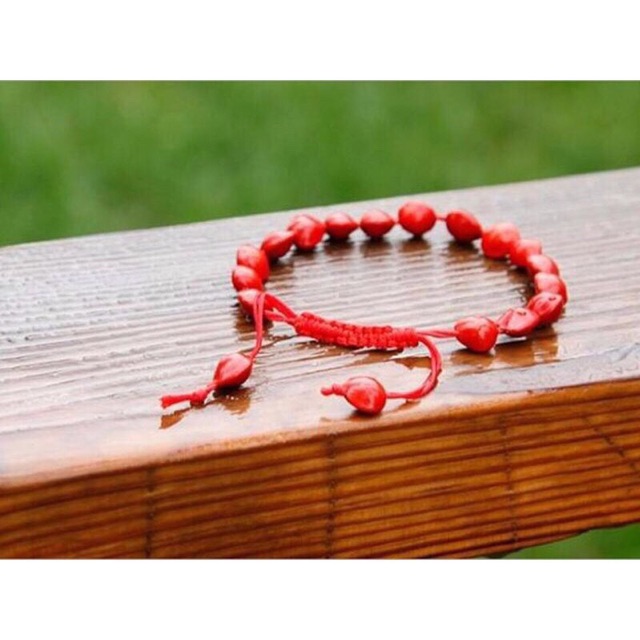 Vòng tay hồng đậu tình yêu