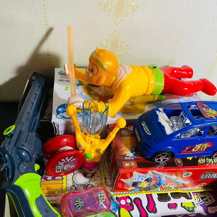 Combo đồ chơi bé trai tề thiên pin,phun nước,xe ô tô