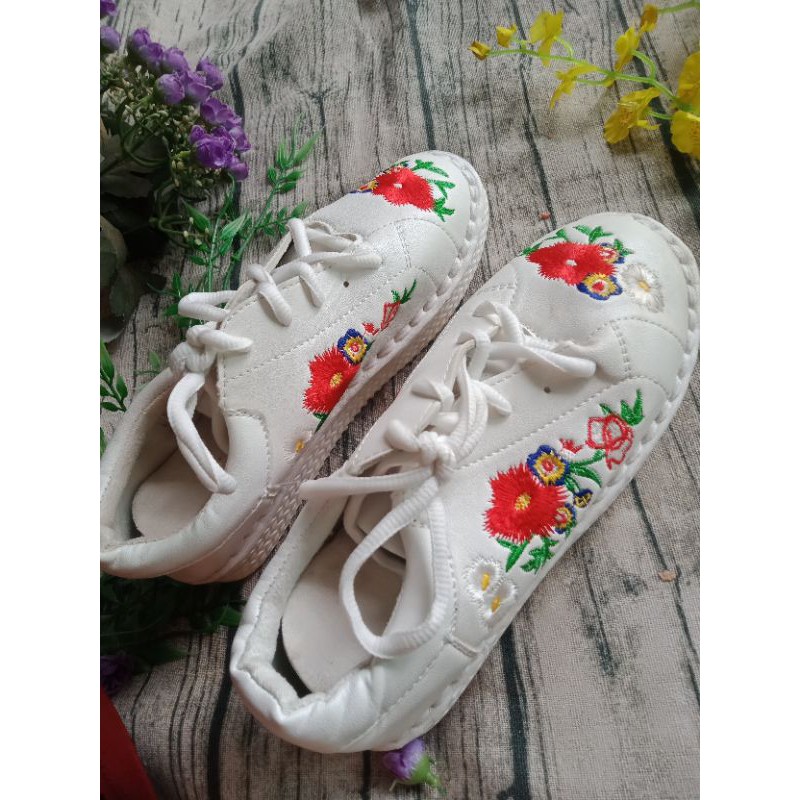 giày thể thao thêu hoa hàng xịn đẹp size 36 vừa