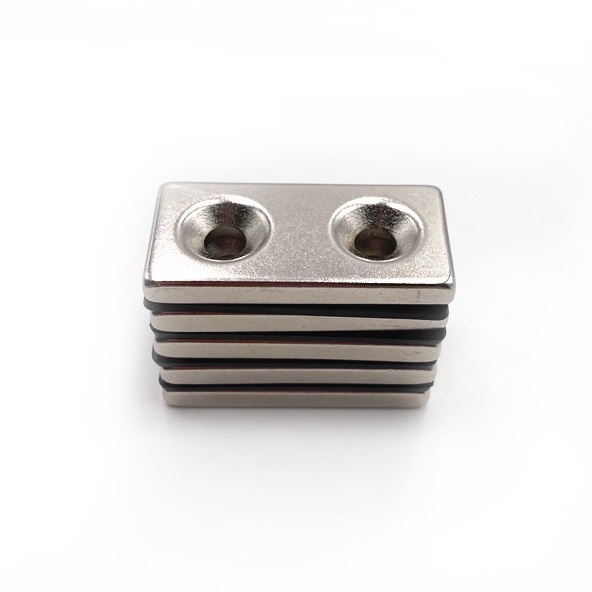 Nam châm đất hiếm hình chữ nhật kích thước 40x20x5mm có 2 lỗ bắt vít từ tính khỏe N35
