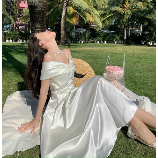 đầm nữ dài kiểu đầm dự tiệc màu trắng trễ vai thiết kế nơ ngực cách điệu kiểu đầm sang trọng trẻ trung thanh ARAVA