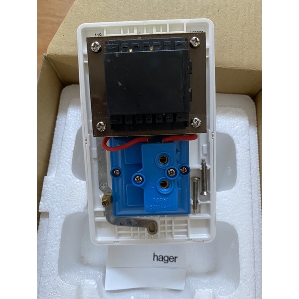 XS9200 - Ổ cắm dao cạo râu 115V/230V, Hager