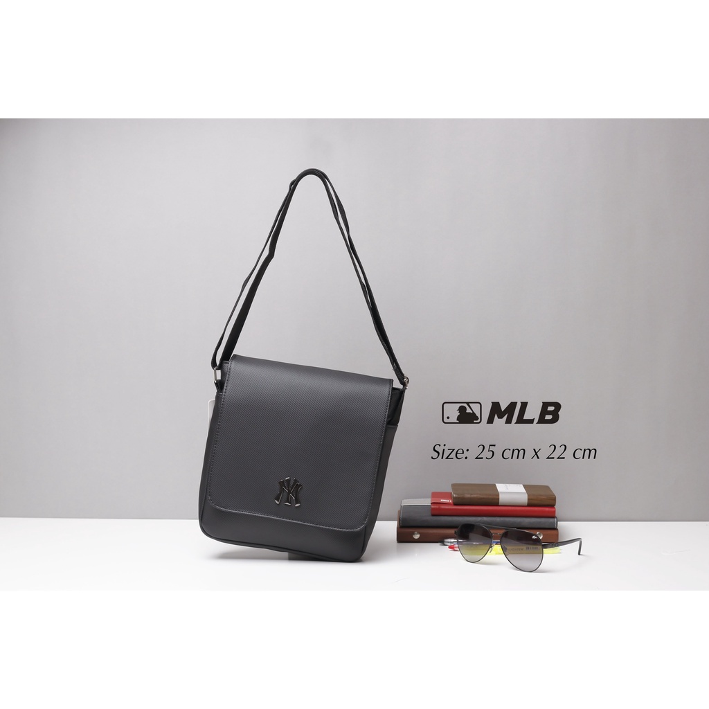 Túi đeo chéo MLB nắp gập da si sần, logo kim loại