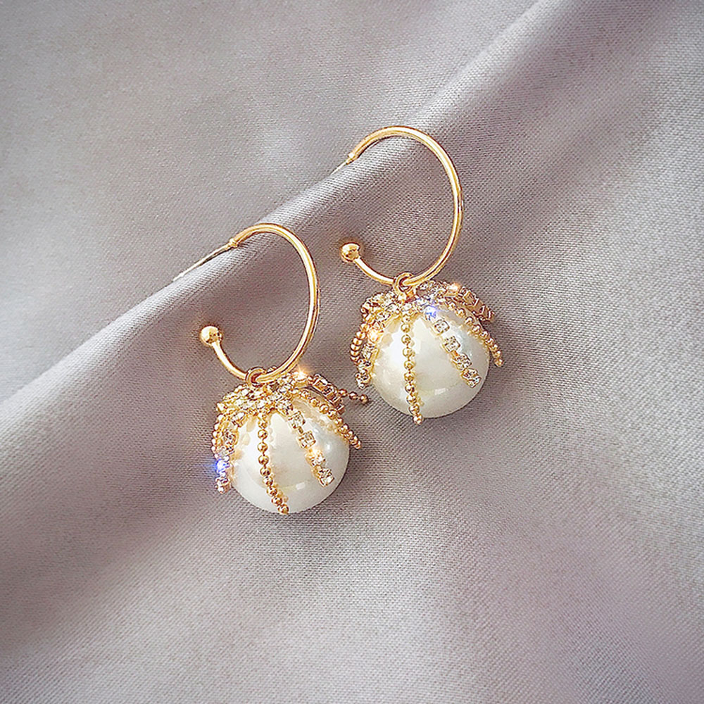 Khuyên tai gắn hạt ngọc trai xinh xắn thời trang