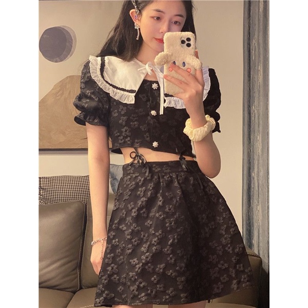 Áo sơ mi tay phồng và chân váy đen thời trang mùa hè cho nữ 2021