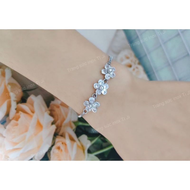 Lắc tay nữ inox hoa mai 5 cánh nhị bi kiểu dây rút, sáng đẹp, không đen