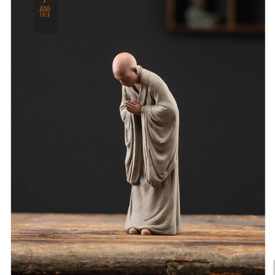 Tượng gốm Nhà sư bái phật- Tượng Tu sĩ thành tâm hướng phật