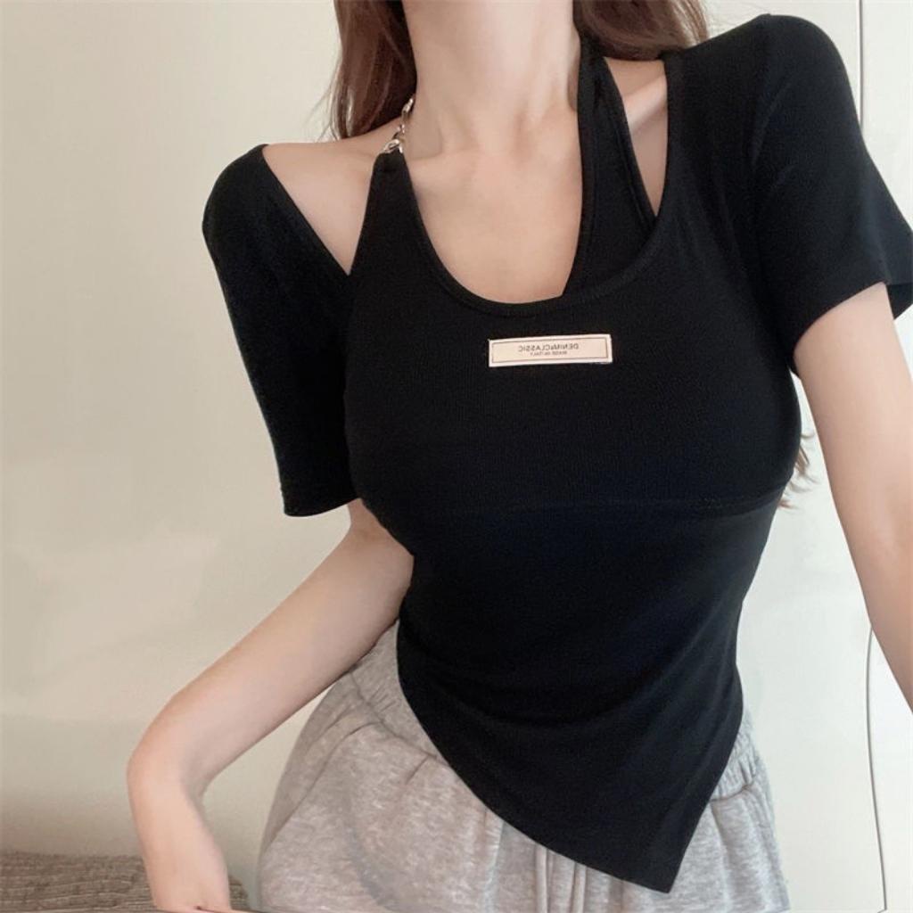 Áo croptop nữ ngắn tay vạt nhọn Xquin, Áo kiểu nữ cổ yếm phối xích chất thun gân mềm mịn