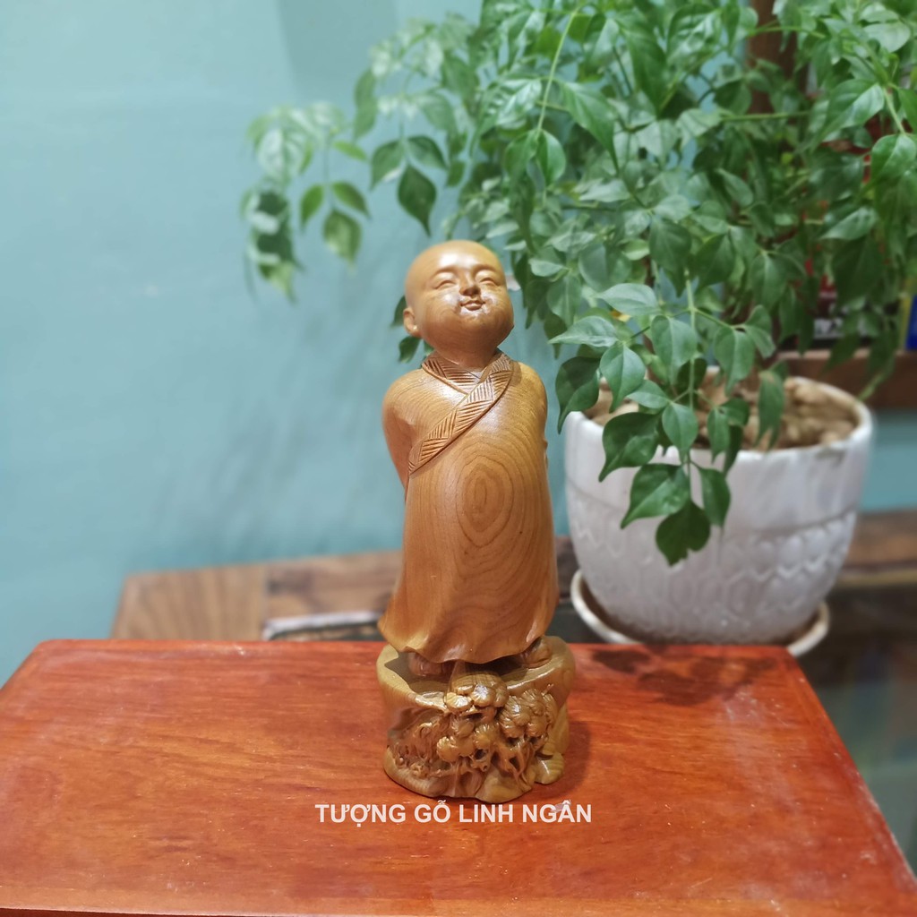 Tượng tuỳ duyên gỗ bách cao 15 cm