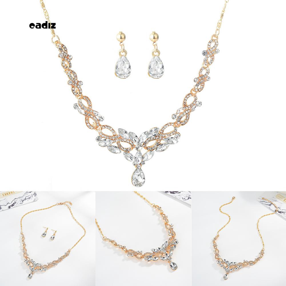 Bộ nữ trang gồm dây chuyền mặt đá pha lê quyến rũ và bông tai