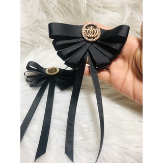 cài áo nơ đen. Phối logo. KT : 10x15cm