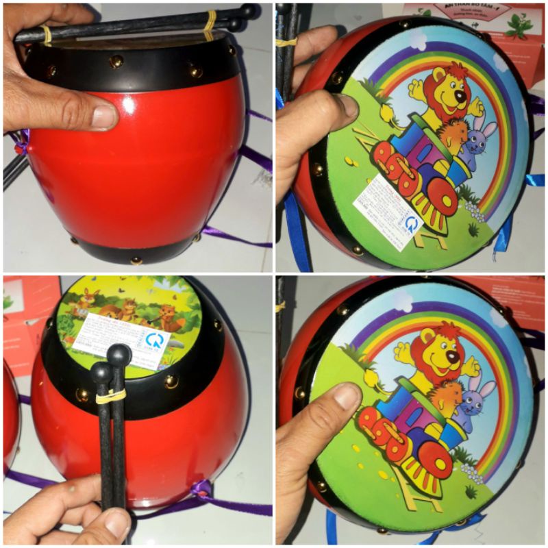 Một chiếc Trống Cơm hoặc trống dẹp bằng nhựa mini cho bé