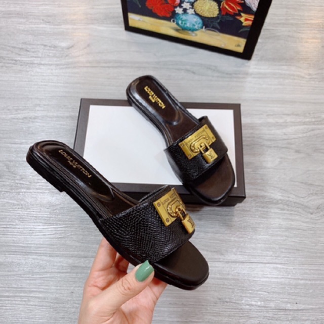 ⭐️ Lê khoá chất liệu da rắn