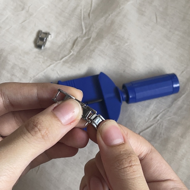 Dụng cụ tháo chốt đồng hồ bằng nhựa AB xanh, dùng để cắt bớt mắc cài.