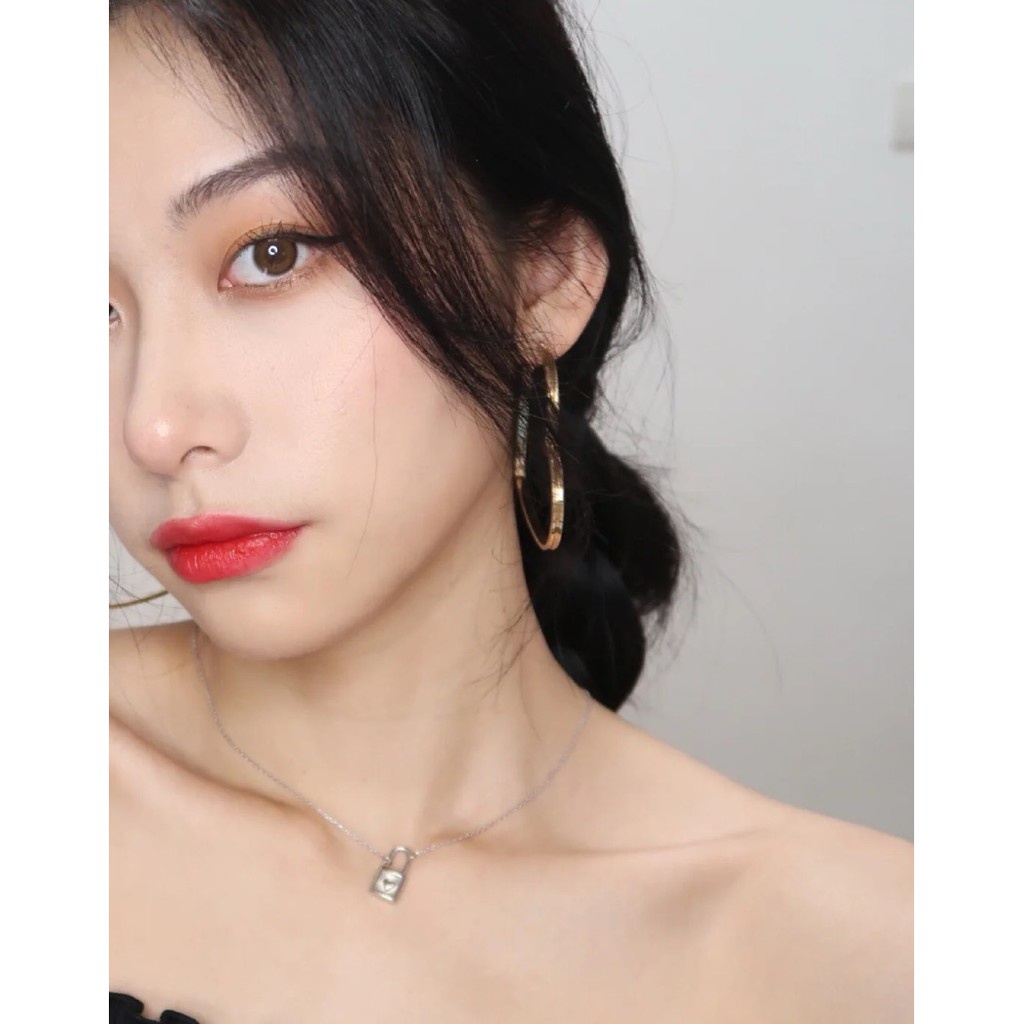 Dây chuyền thép mạ vàng 18K khắc chữ V khóa nhỏ phong cách tối giản