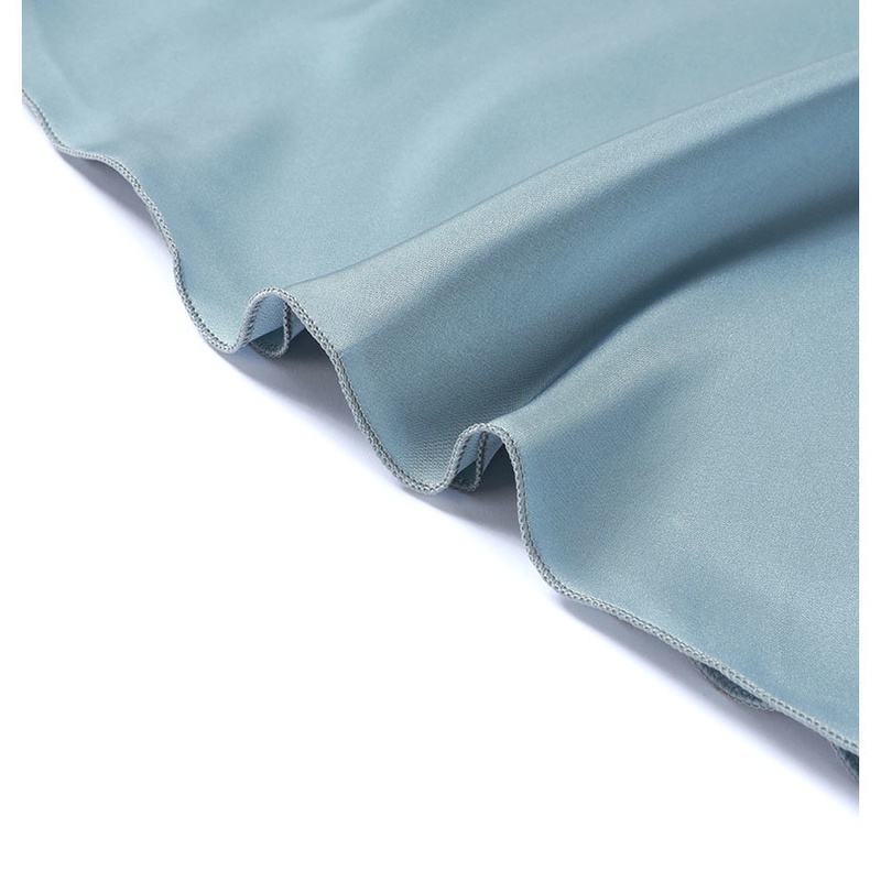 Đầm ngủ hai dây bằng lụa lạnh có đệm ngực gợi cảm dành cho nữ