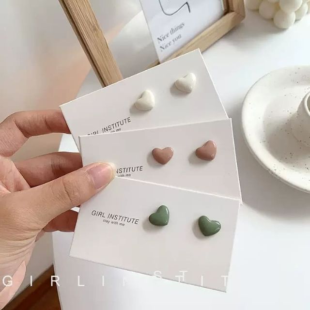 Khuyên tai trái tim 3 màu : xanh ,hồng,trắng .Hàng giống hình, hàng Quảng Châu có sẵn. . Ship từ 3 đôi .. (0797982675)