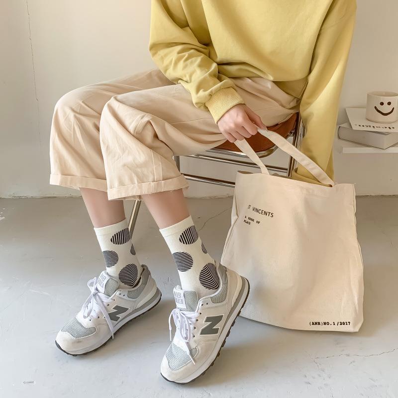 Đôi Vớ Họa Tiết Chấm Bi Thời Trang Sành Điệu Cho Nữ