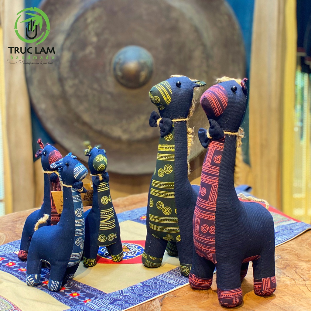 Đồ Chơi Cho Bé Thú Nhồi Bông Hình Con Hươu Cao Cổ Vải Thổ Cấm Sáp Ong Bông Gòn Cao Cấp – Trúc Lâm Handmade